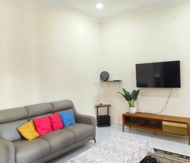 Parit Raja House | Homestay Merah Jambu UTHM