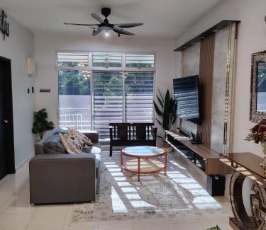 Kampung Jelatang House | Homestay Naaila, Alor Gajah