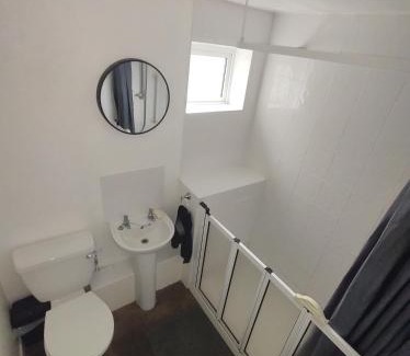 Cleedownton House | Homestay near a station and park