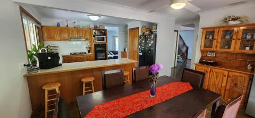 Oxenford House | Homestay on the Hill - Close to Theme Parks