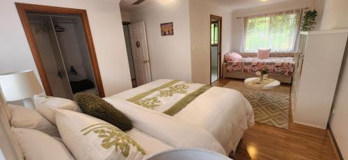 Oxenford House | Homestay on the Hill - Close to Theme Parks