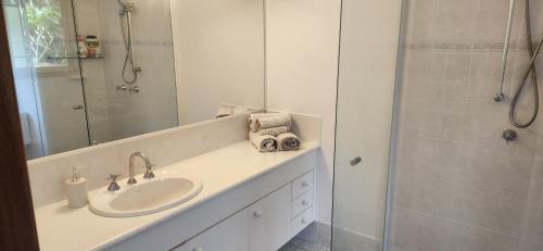 Oxenford House | Homestay on the Hill - Close to Theme Parks