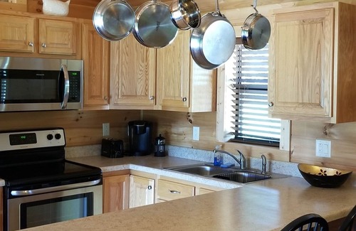 Jefferson County Cabin | Homestead Cabin with hot tub