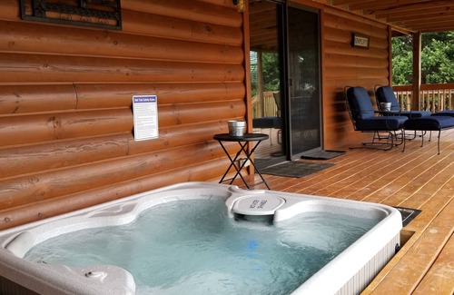 Jefferson County Cabin | Homestead Cabin with hot tub