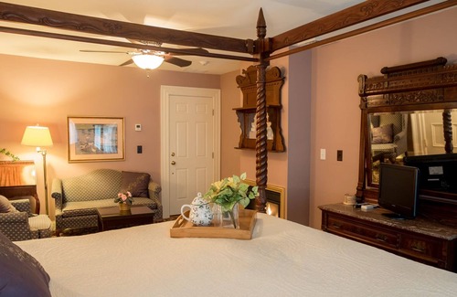 Willoughby Bed & Breakfast | Homestead House B&B