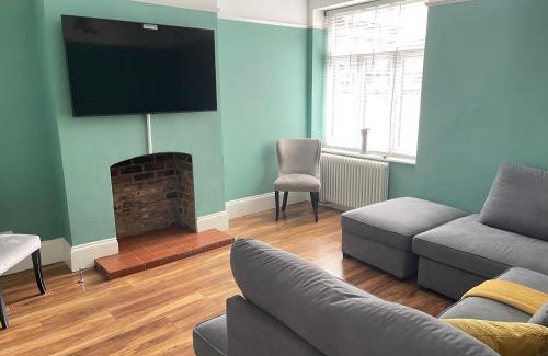 Welford Villa | Hometel Digs Hidden Mansion Sleeps 15