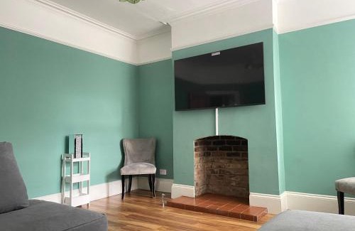 Welford Villa | Hometel Digs Hidden Mansion Sleeps 15