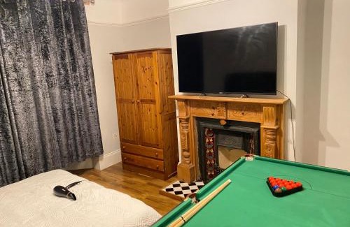 Welford Villa | Hometel Digs Hidden Mansion Sleeps 15