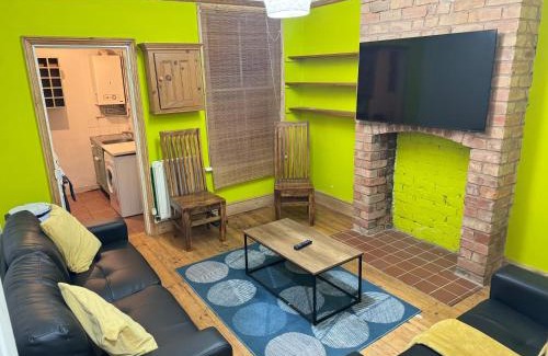 Welford Apartment | Hometel Digs Nice Comfy Home Sleeps 12