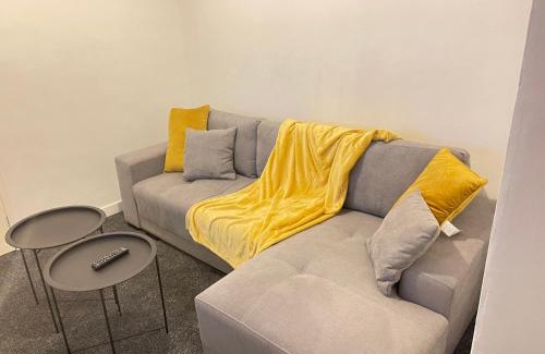 Welford Apartment | Hometel Digs Nice Comfy Home Sleeps 12