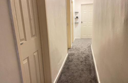 Welford Apartment | Hometel Digs Nice Comfy Home Sleeps 12