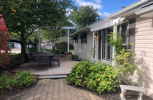 Medina House | Hometown Cozy ADA friendly, Kids, Pets, King Bed! Quiet, Safe Neighborhood