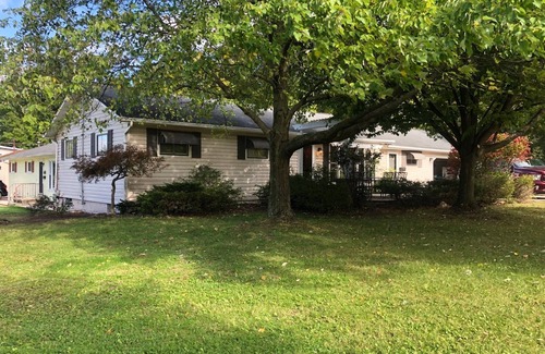 Medina House | Hometown Cozy ADA friendly, Kids, Pets, King Bed! Quiet, Safe Neighborhood