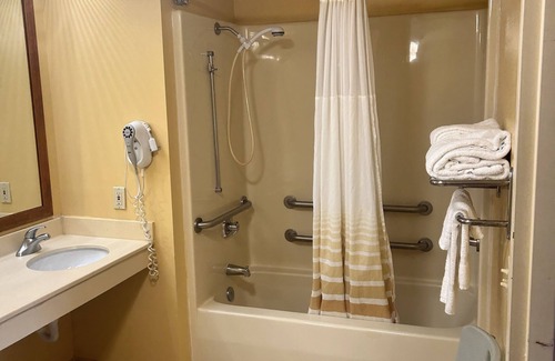 Crestview Hotel | HomeTown Inn & Suites