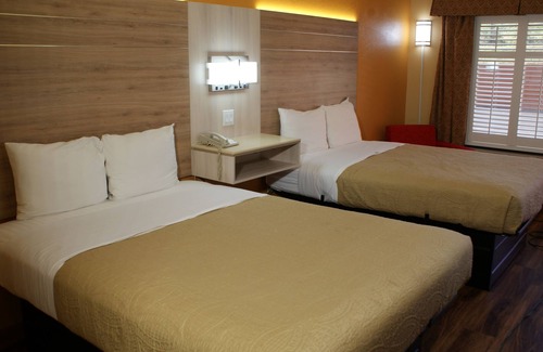 Crestview Hotel | HomeTown Inn & Suites