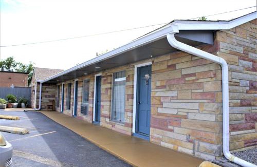 Scottsburg Hotel | Hometowne Inn & Suites