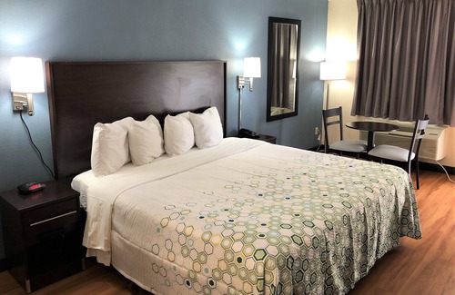 Bordentown Hotel | HomeTowne Studios by Red Roof Bordentown - McGuire AFB