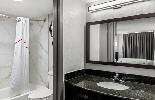 Sandston Hotel | HomeTowne Studios by Red Roof Richmond - Airport/Sandston