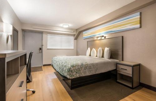 Lawrenceville Hotel | HomeTowne Studios by Red Roof Princeton - Ewing/ Lawrenceville