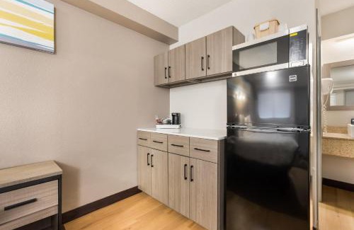 Lawrenceville Hotel | HomeTowne Studios by Red Roof Princeton - Ewing/ Lawrenceville