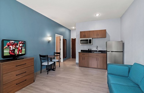 Okemos Hotel | HomeTowne Studios by Red Roof East Lansing - Okemos