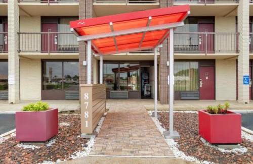 Madison Hotel | HomeTowne Studios by Red Roof Huntsville - Madison