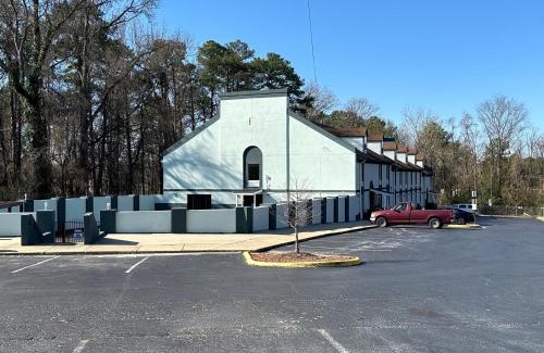 Richmond Hotel | HomeTowne Studios by Red Roof Richmond, VA - W Broad St