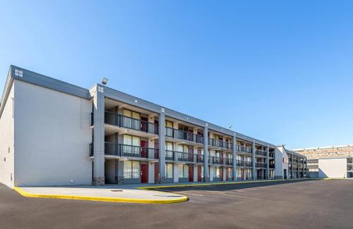 Sandston Hotel | HomeTowne Studios by Red Roof Richmond - Airport Sandston