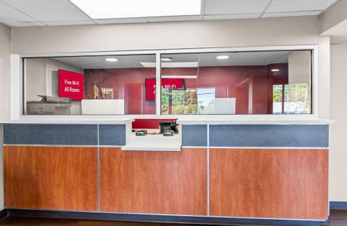 Sandston Hotel | HomeTowne Studios by Red Roof Richmond - Airport Sandston