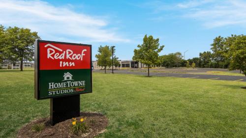 North Aurora Hotel | HomeTowne Studios by Red Roof and Conference Center Chicago - N Aurora Naperville