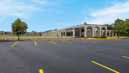 North Aurora Hotel | HomeTowne Studios by Red Roof and Conference Center Chicago - N Aurora Naperville