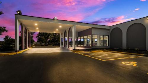 North Aurora Hotel | HomeTowne Studios by Red Roof and Conference Center Chicago - N Aurora Naperville