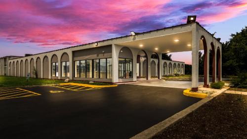 North Aurora Hotel | HomeTowne Studios by Red Roof and Conference Center Chicago - N Aurora Naperville