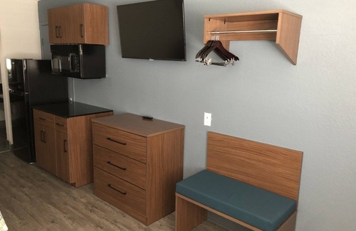 Arena District Hotel | HomeTowne Studios San Antonio E - Frost Bank Center