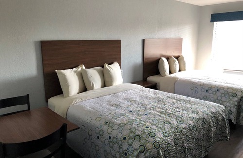 Arena District Hotel | HomeTowne Studios San Antonio E - Frost Bank Center