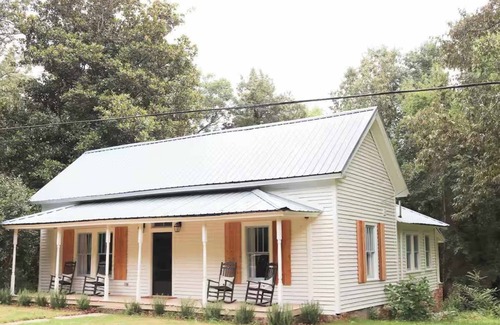 Sand Ridge House | Homewood Historic Getaway