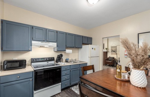Ypsilanti Apartment | Homey 1 of 2 Room Apt less than 10 miles to UM and 1 mile Walk to EMU