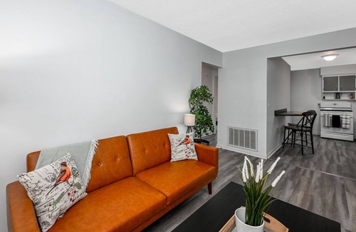 Cuyahoga Falls Apartment | Homey 2bd Perfect for Traveling Professionals!