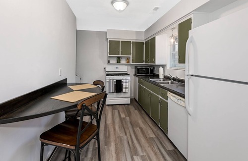 Cuyahoga Falls Apartment | Homey 2bd Perfect for Traveling Professionals!