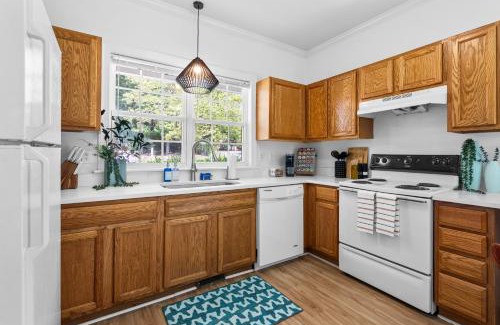 Northwest Raleigh House | Homey 3bd - BBQ & Backyard - Close to Attractions