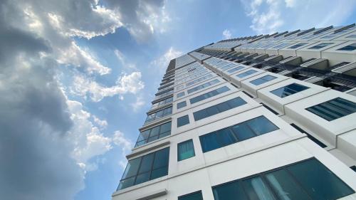 Mampang Prapatan Apartment | Homey and Spacious 2BR at Samara Suites Apartment By Travelio