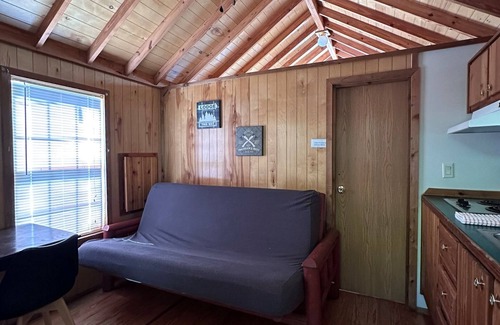 Bloomington Cabin | Homey Cabin in Bloomington
