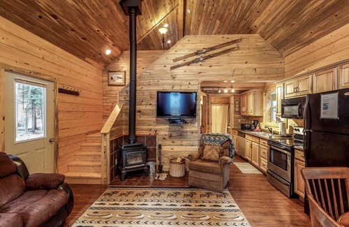 South Fork Cabin | Homey cabin near National Forest with private hot tub, deck, grill, & WiFi