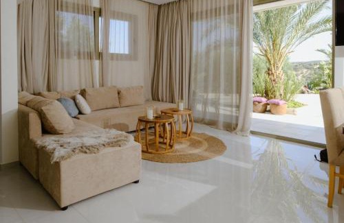 Agios Nikolaos Apartment | Homey Comfort and Elegance at Olive Grove!