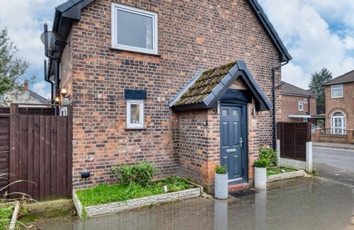 Trafford House | Homey Cottage, Long Term Stays, Discount
