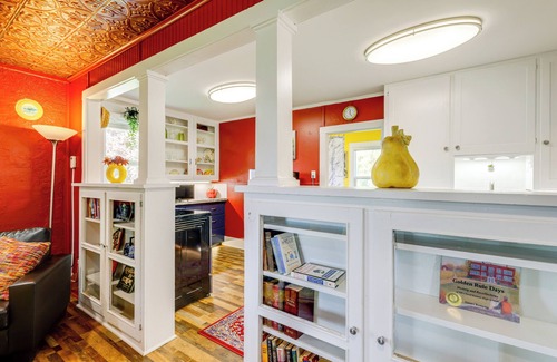 Highland Cottage | Homey Cottage with Sunroom & Smart TV!