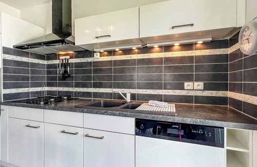Ambilly Apartment | Homey Genius - Close to the border/Private patio