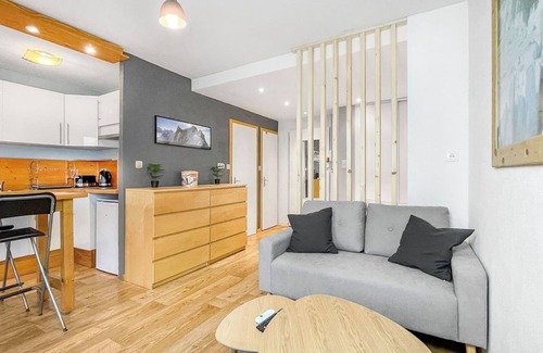 Ambilly Apartment | Homey Harbor - Private Balcony/Near tram/Parking