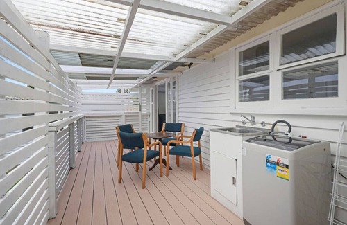 Papatoetoe House | Homey Hideaway 3 BR w Parking , Wi-fi and Netflix