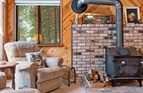 Tahoe National Forest Cabin | Homey Mountain Cabin Retreat, Near Donner Lake